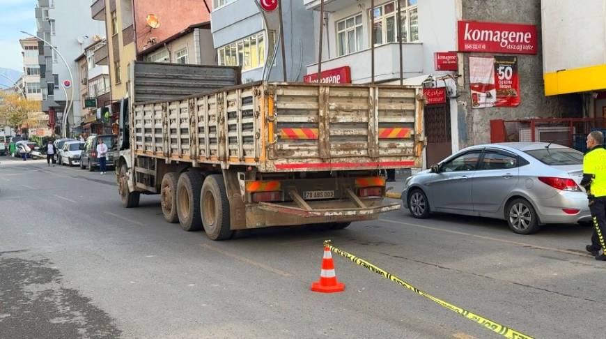 Yolun karşısına geçerken kamyonun çarptığı kadın öldü