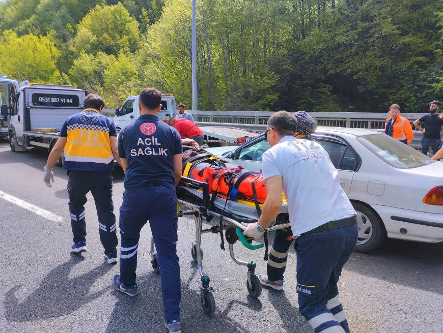 Otoyolda otomobil çekiciye çarptı: 3 yaralı