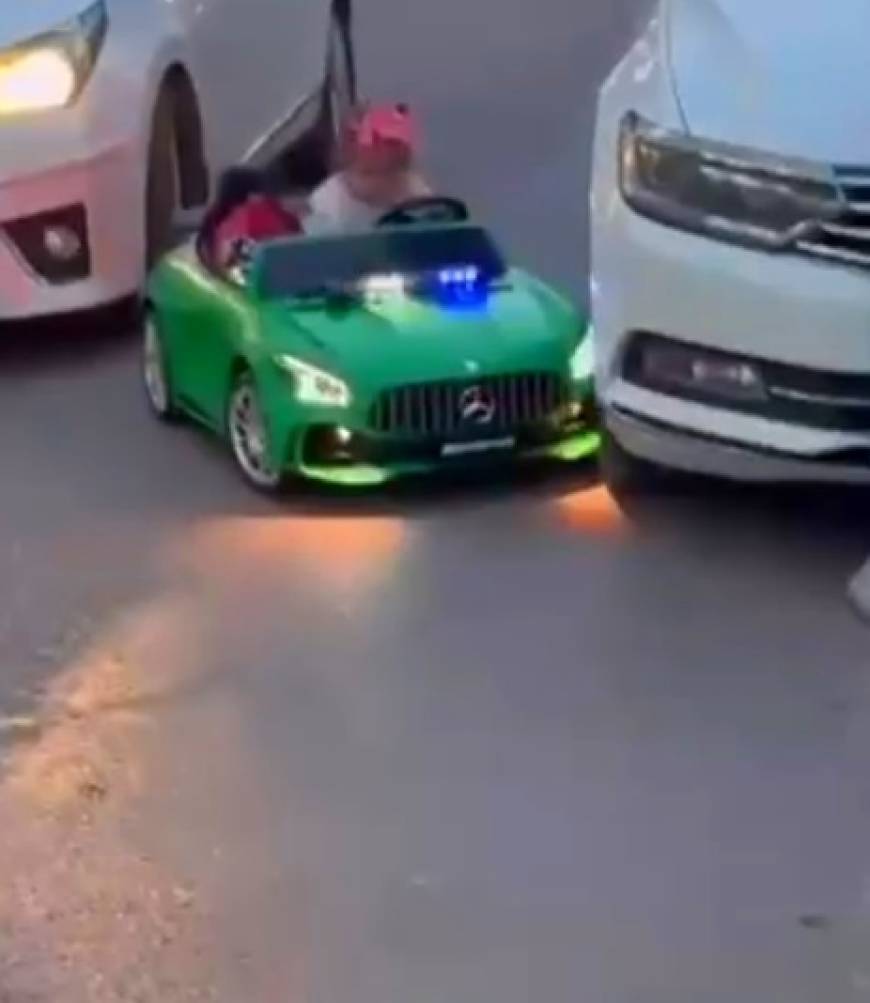 Çocuğun kullandığı akülü araca otomobilin çarptığı kaza kamerada
