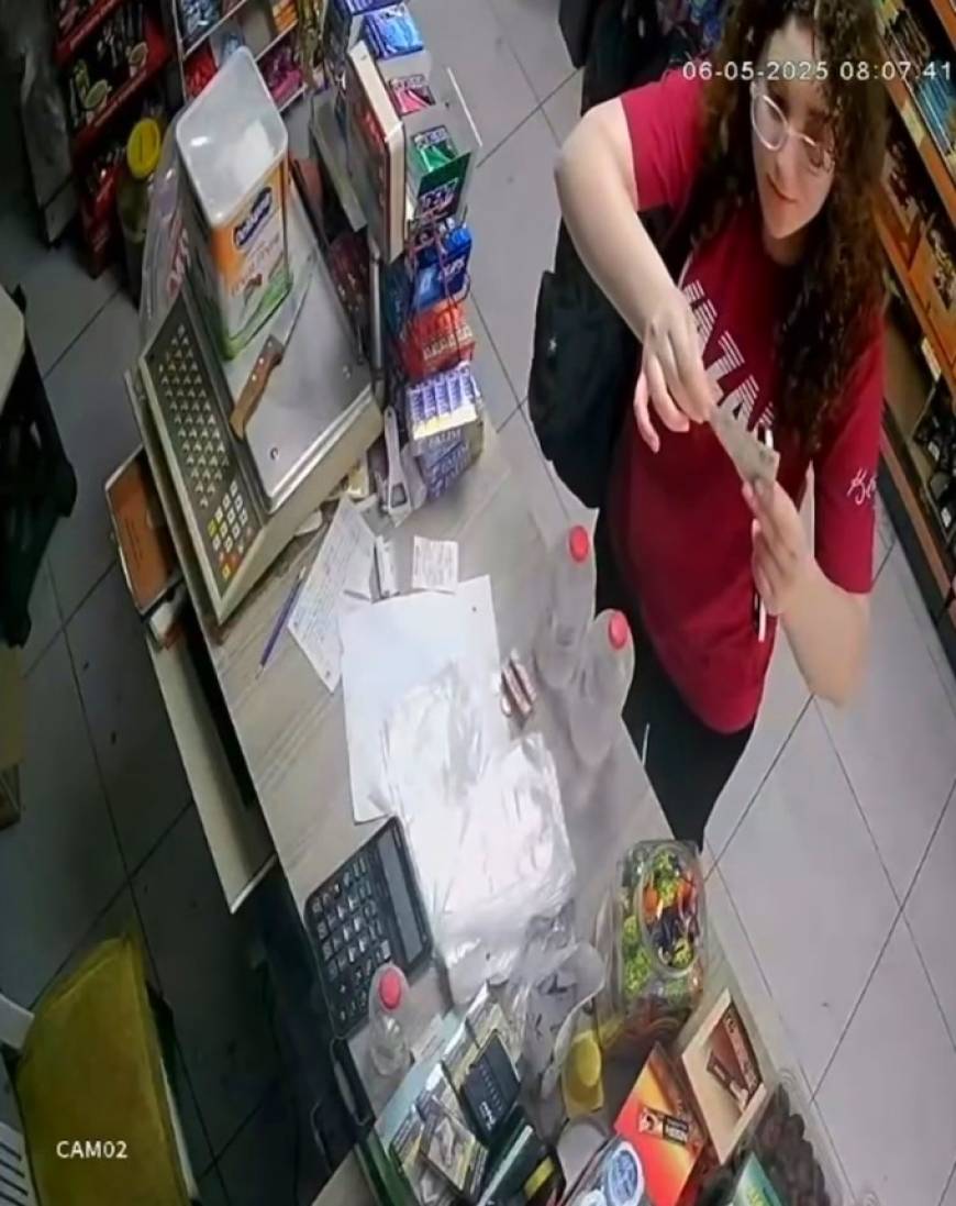 Market sahibini bulamayınca aldıklarının ücretini tezgaha bıraktı