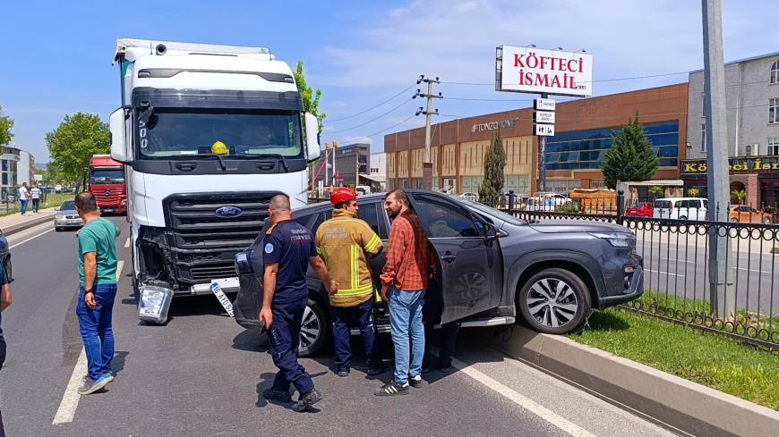 TIR'ın çarptığı cipin sürücüsü yaralandı
