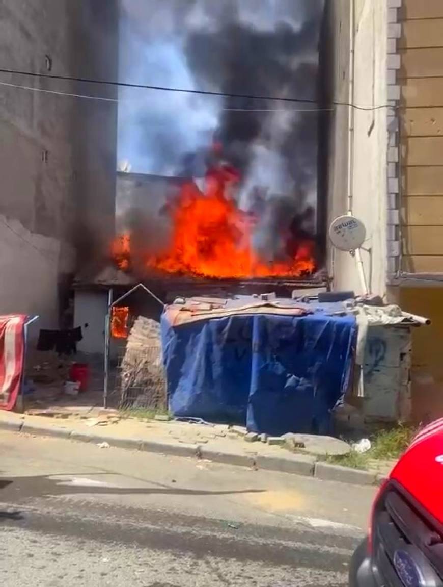 İstanbul- Avcılar'da gecekondu alev alev yandı