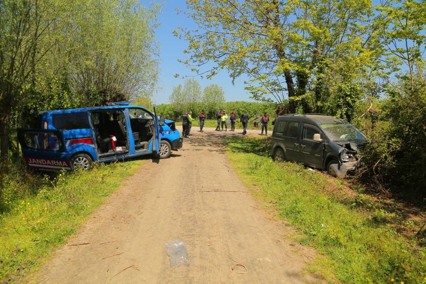 Jandarma aracına çarpan hafif ticari aracın sürücüsü öldü