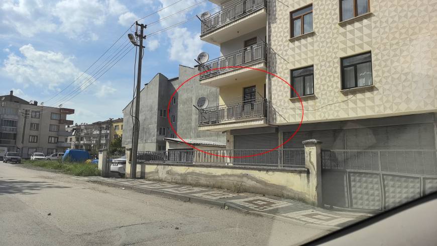 1'inci katın balkonundan düşen 6 yaşındaki Ensar yaralandı