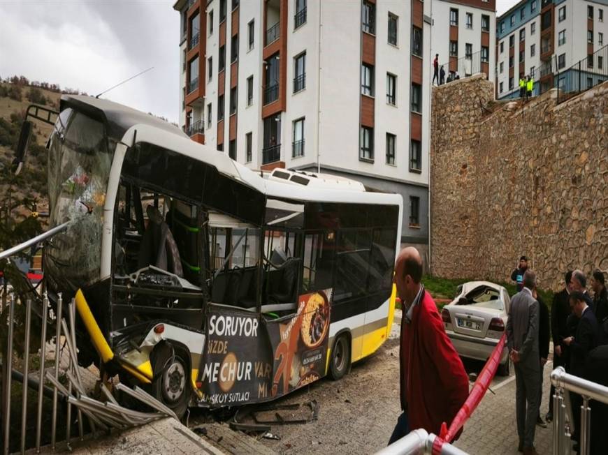 İstinat duvarını aşıp, otomobilin üstüne düşen otobüsün şoförü 55 gün sonra öldü