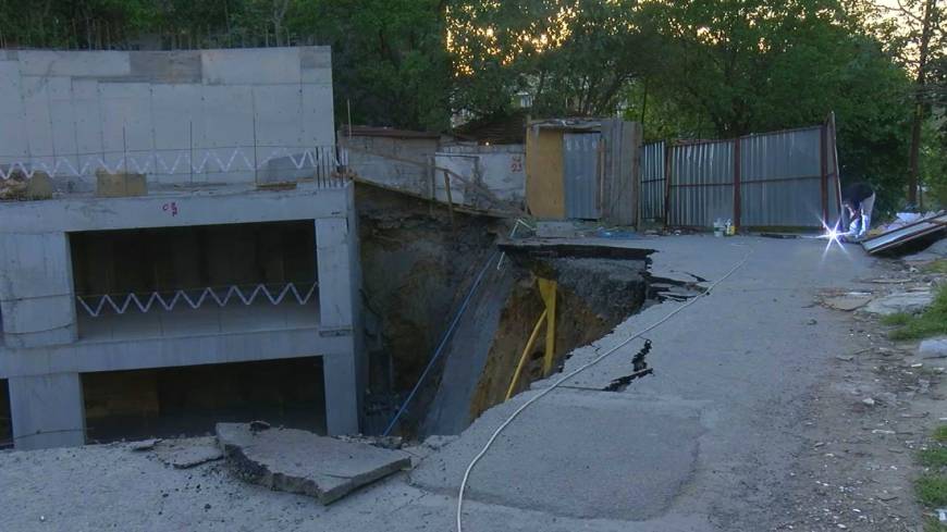 İstanbul - Gaziosmanpaşa'da inşaat kazısı sırasında yol çöktü - 1