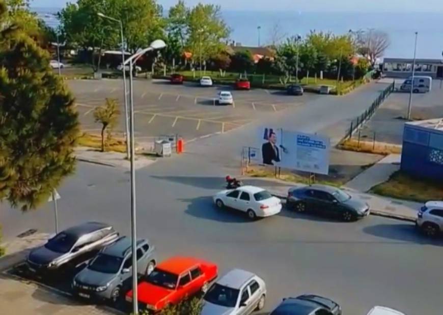 İstanbul - Silivri'de otomobil ile motosikletin çarpıştığı kaza kamerada
