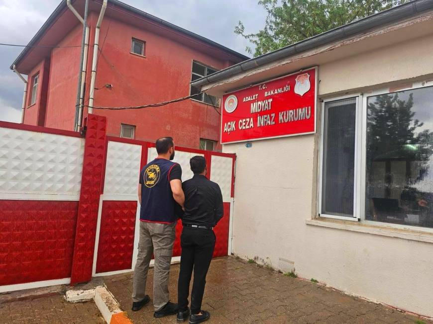 Jandarma, firari hükümlüyü düğünde bağlama çalarken yakaladı