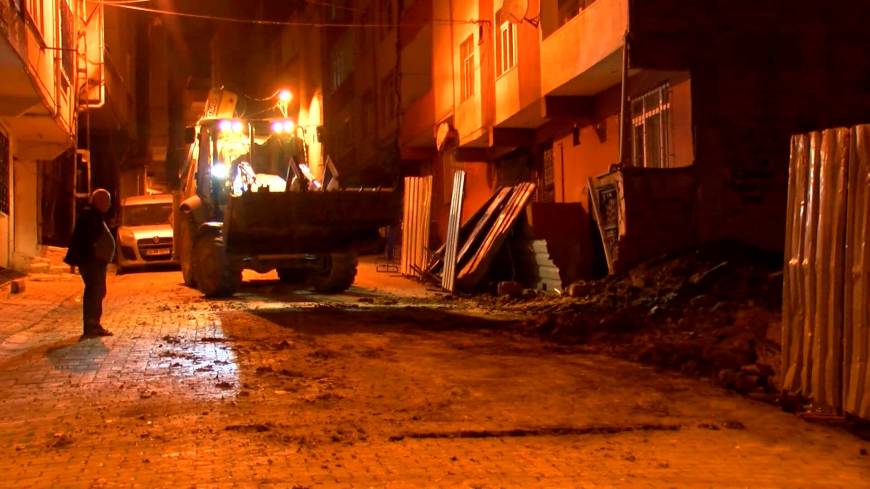 İstanbul - Bağcılar’da toprak kayması sebebiyle yana doğru eğrilen bina boşaltıldı
