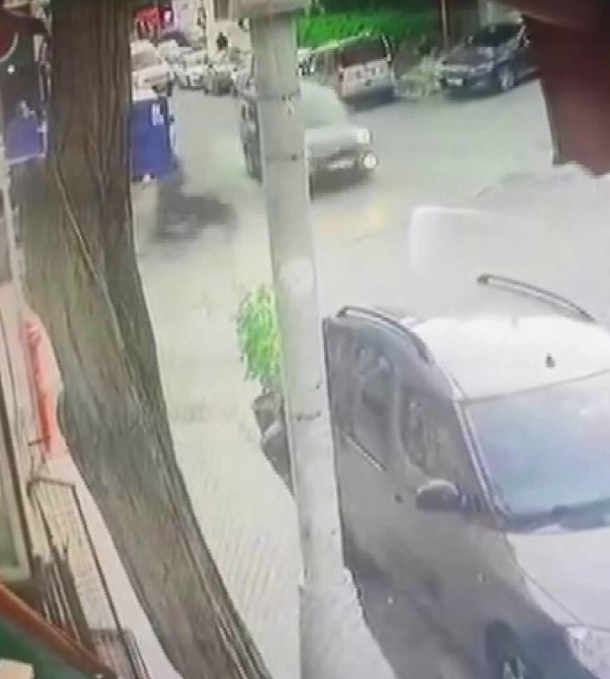 İstanbul - Sultangazi'de motosiketli hafif ticari araca çarparak takla attı