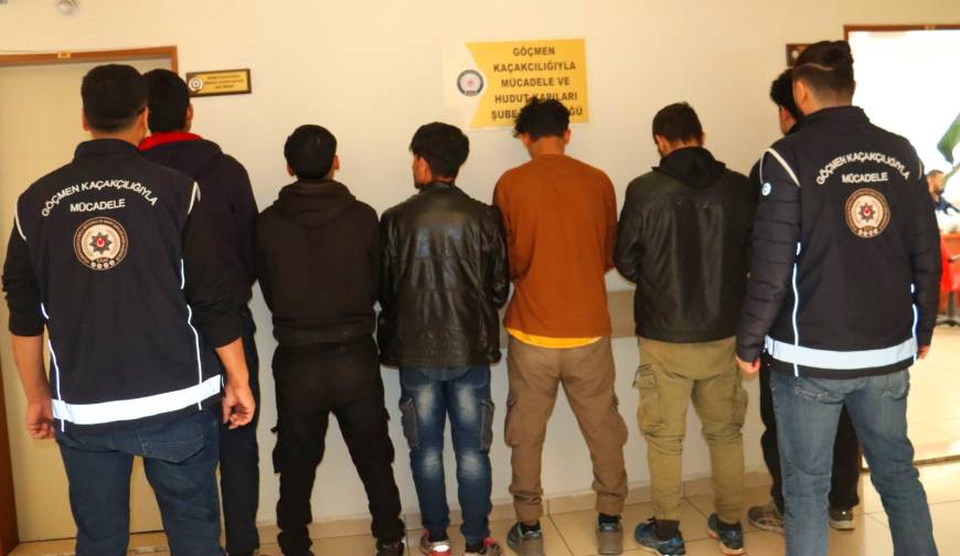 Otomobilden 6 kaçak göçmen çıktı