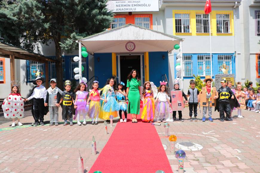 Minikler atıklardan kıyafet hazırlayıp, defile yaptı