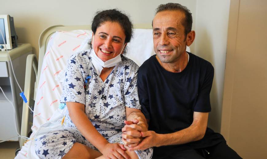 Doktorları, 2'şer kez böbrek nakli olan çifti 'mucize' diye tanımladı