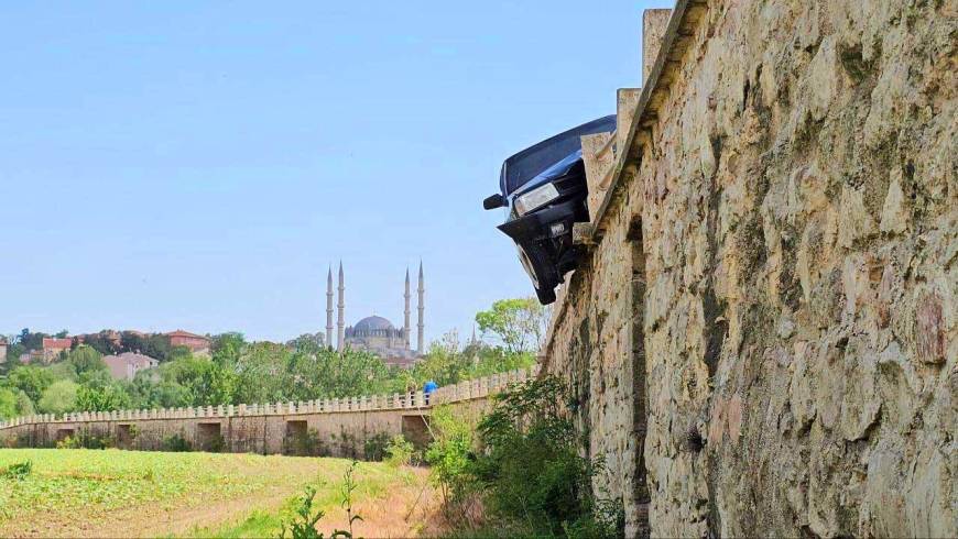 Tarihi köprünün bariyerine çarpan otomobil asılı kaldı