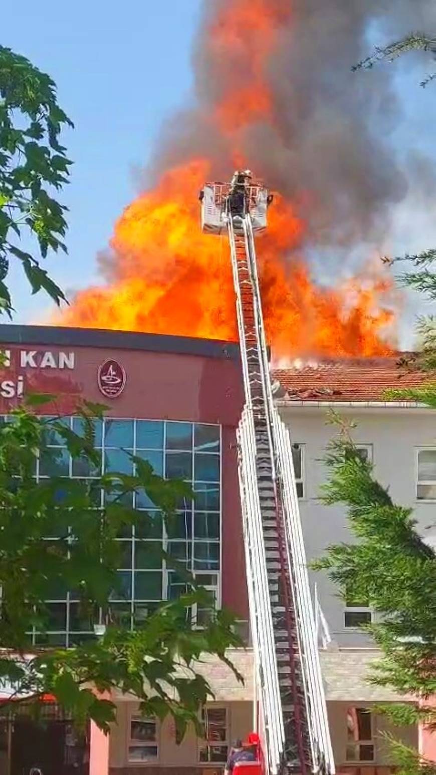 Kocaeli’de, tadilat sırasında okulun çatısında çıkan yangın söndürüldü