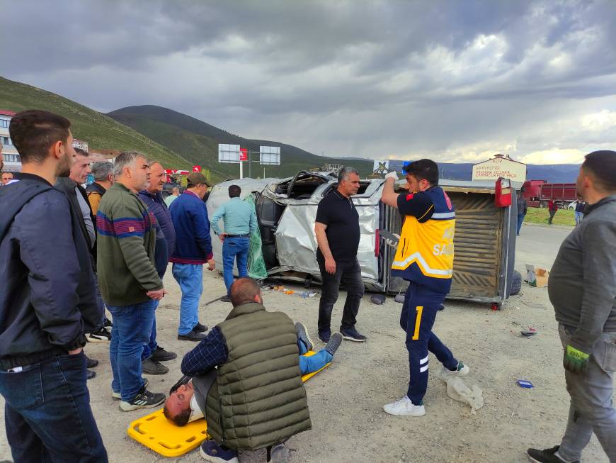 Bingöl'de otomobil ile kamyonet çarpıştı; 7 yaralı