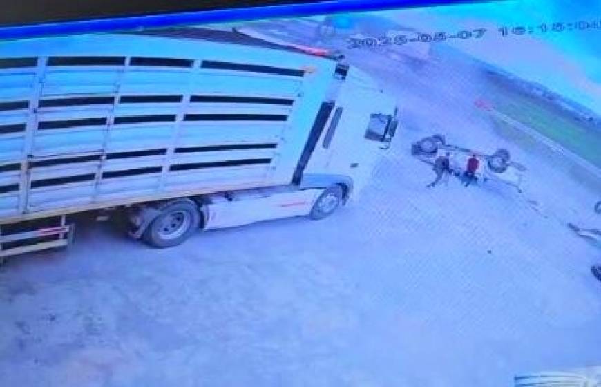 Bingöl'de otomobil ile kamyonetin çarpıştığı kaza kamerada: 7 yaralı (2)