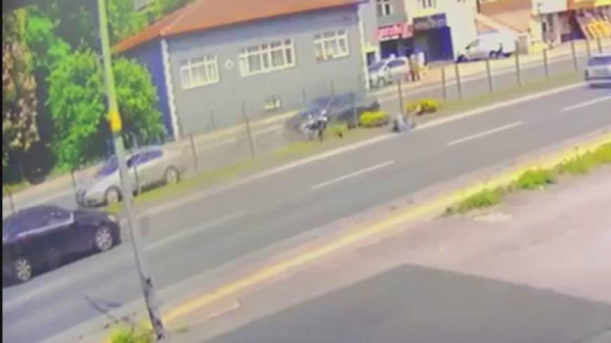 Motosiklet tellere çarpıp takla attı; kaza anı kamerada