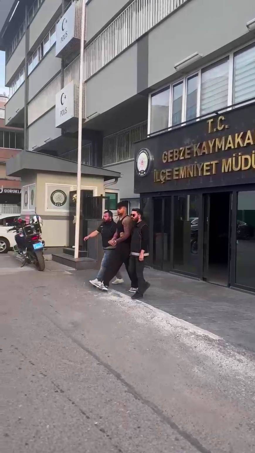 Lvbel C5'in elleri kelepçeli görüntüleri ortaya çıktı