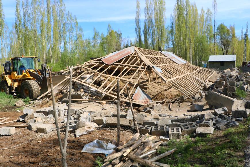 Ahır çöktü; 2 büyükbaş ile 50 tavuk öldü