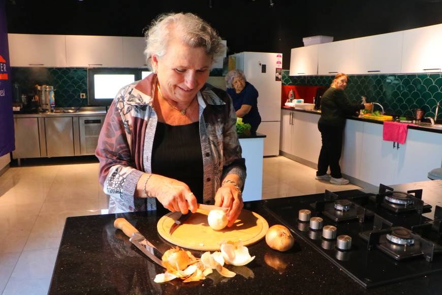 Alzheimer hastası kadınlar, Akdeniz mutfağından yöresel lezzetler sundu