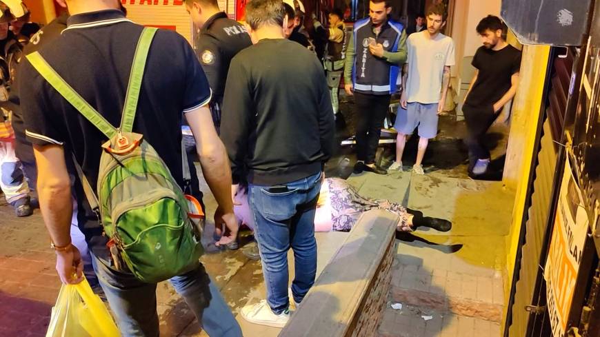 İstanbul - Beyoğlu'nda evini yakmaya çalıştı; müdahale edenleri bıçakla tehdit etti