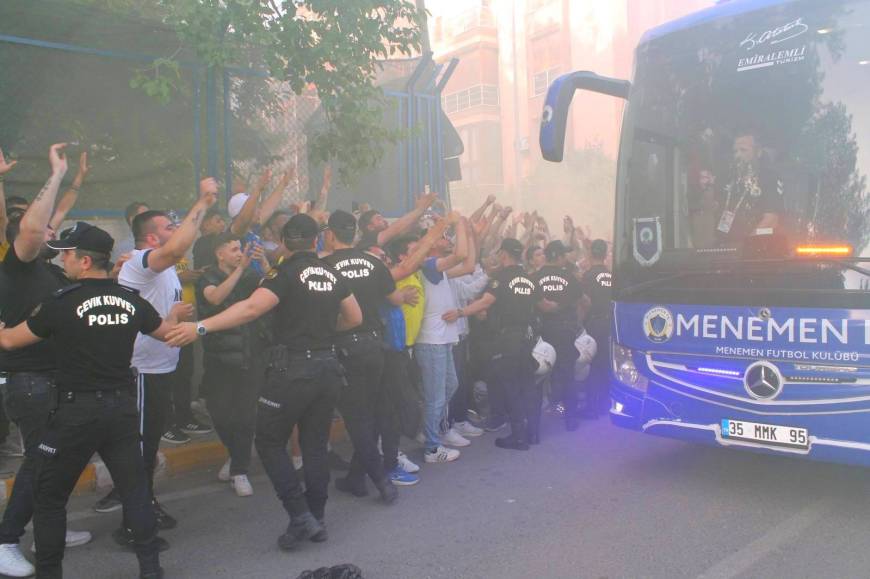 Menemen FK evinde havlu attı