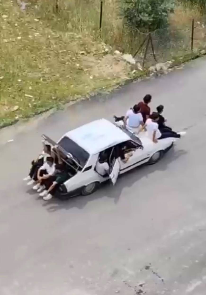 Otomobil bagajında ve kaputunda tehlikeli yolculuk kamerada