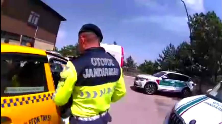 Takside 4 kaçak göçmen yakalandı, sürücü gözaltına alındı