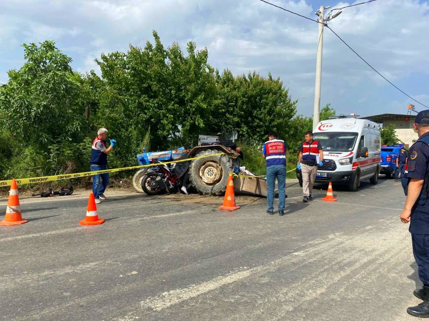 Traktörle motosiklet çarpıştı; 3 ölü