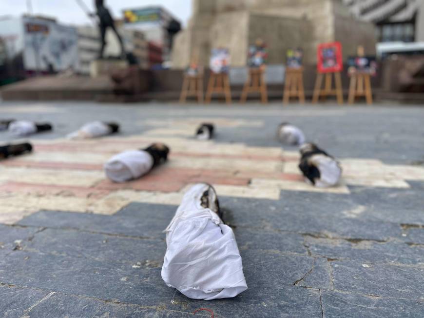 Öğretim görevlisinden Gazze için kefenli protesto