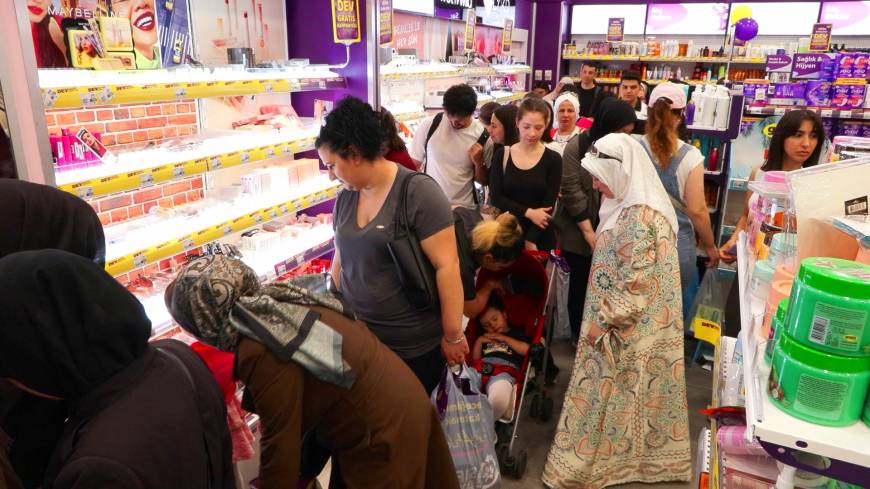 Yüzde 75 indirim, mağazada uzun kuyruklar oluşturdu