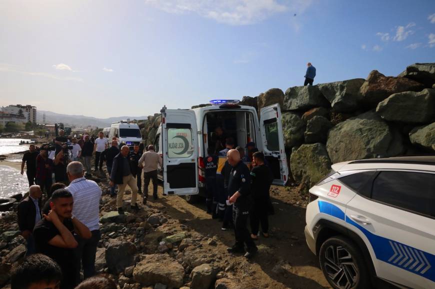 Trabzon'da denize giren 2 arkadaş, boğuldu