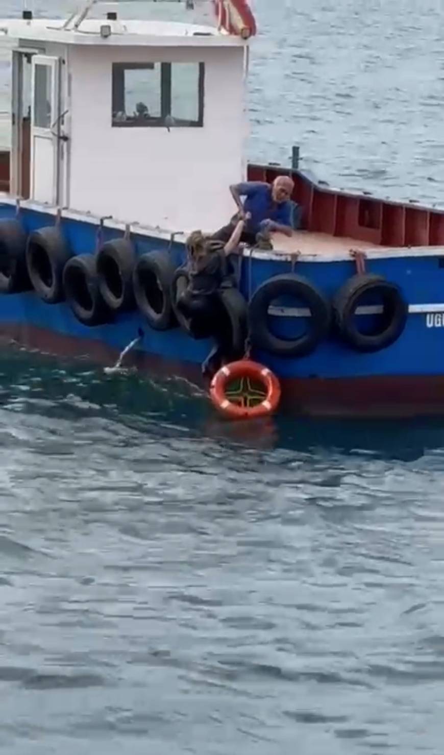 İstanbul - Kartal'da vapurdan denize düşen kadını balıkçılar kurtardı