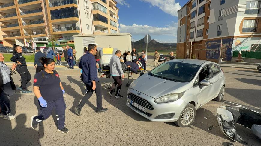 Sivas'ta otomobil ile motosiklet çarpıştı; polis memuru yaralandı