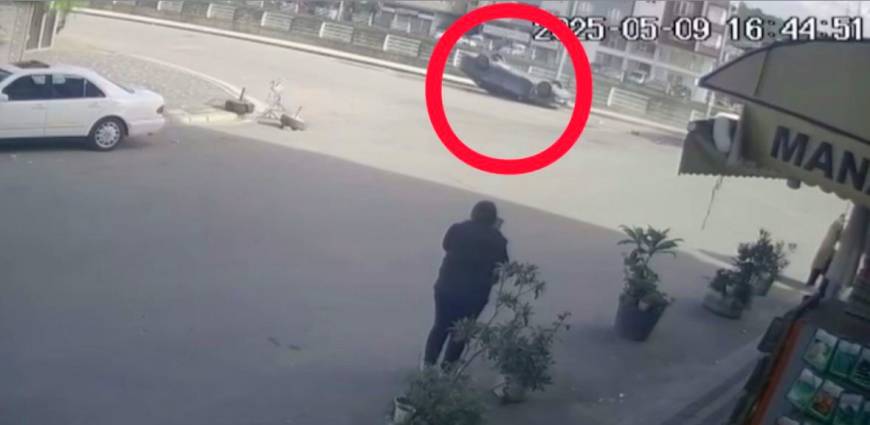 Ordu'da 2 otomobilin çarpışması kamerada; 5 yaralı