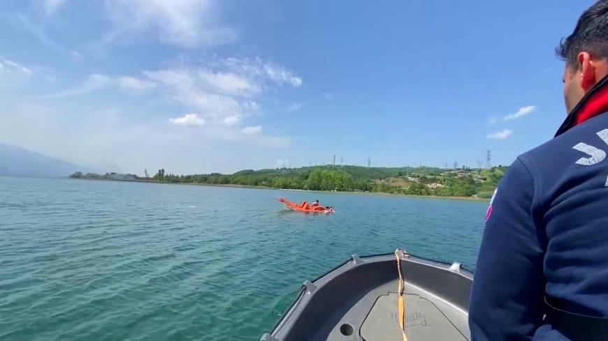 Sapanca Gölü'nde pedallı kanoyla alabora olan 3 kişiyi jandarma kurtardı