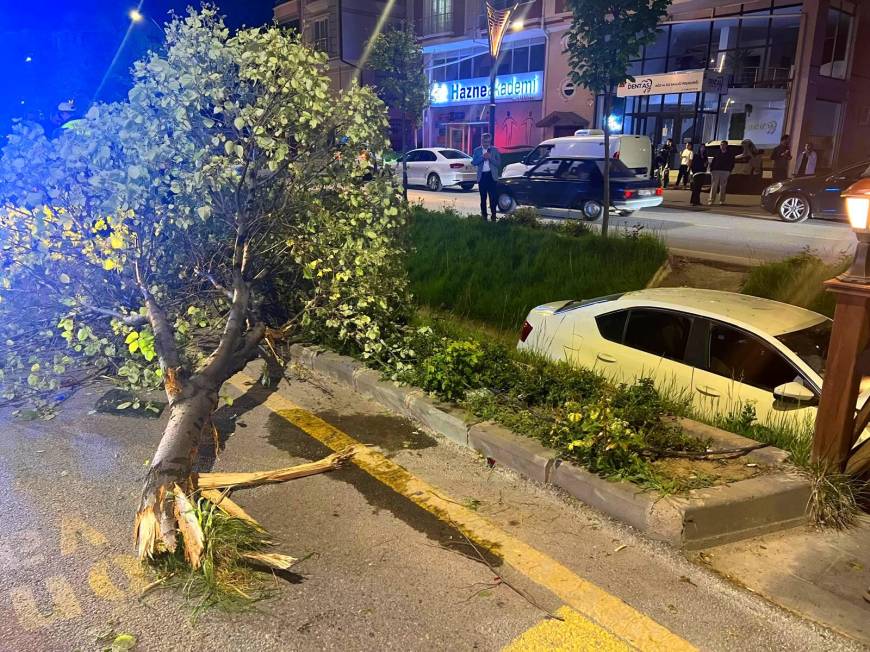 Nevşehir'de çarpışan 2 otomobilden 1'i su kanalına düştü; o anlar kamerada