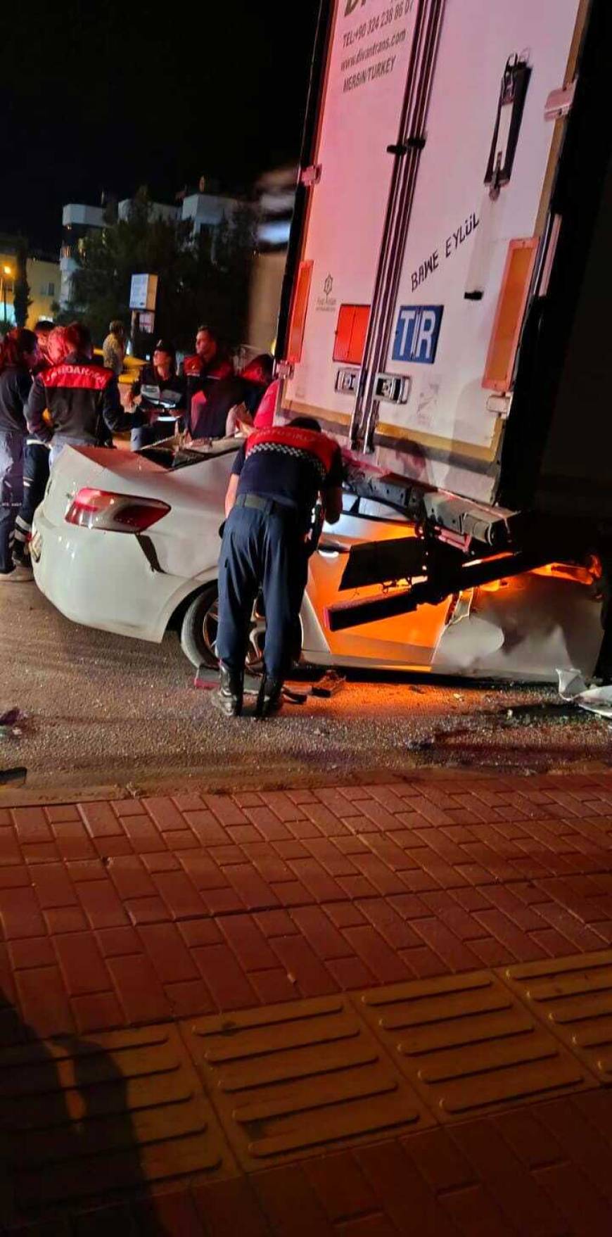 Otomobil, park halindeki TIR'a çarptı: 2 ölü