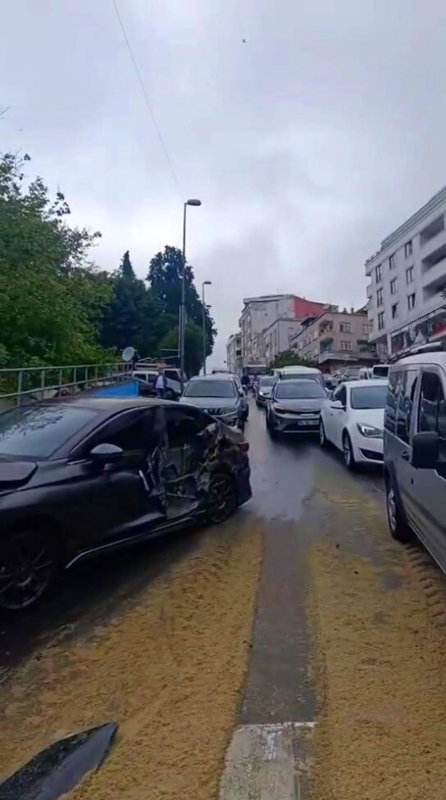 İstanbul- Bayrampaşa'da iş makinesi araçlara çarpıp devrildi-1 