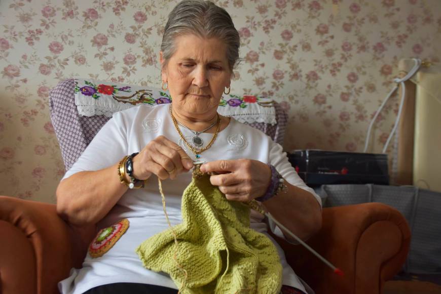 Huzurevinde ördükleri ile köy okullarındaki çocuklarla gönül bağı kuruyor
