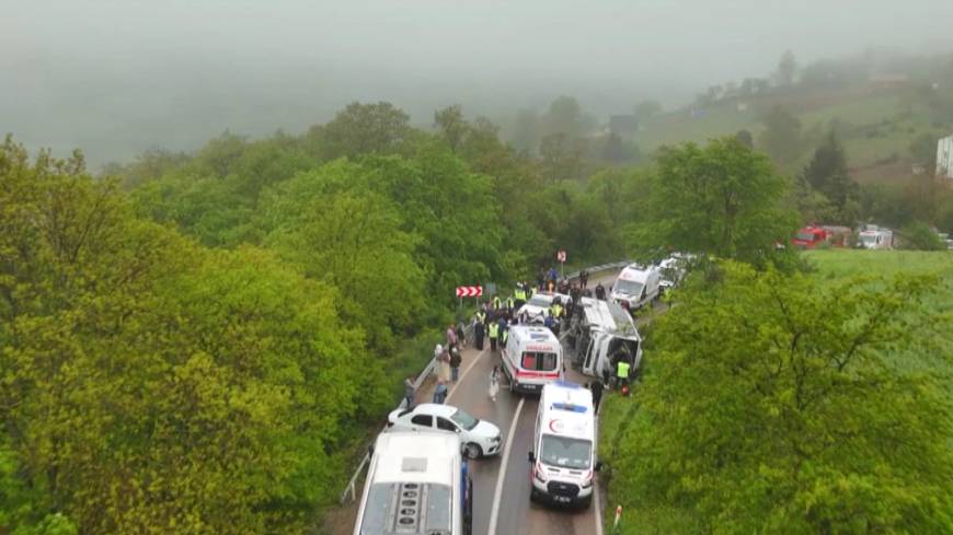 Sinop'ta üniversite öğrencilerini taşıyan otobüs devrildi; 18 yaralı