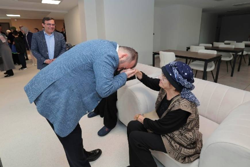 Arnavutköy Belediye Başkanı Candaroğlu, Anneler Günü dolayısıyla Darülaceze'yi ziyaret etti 