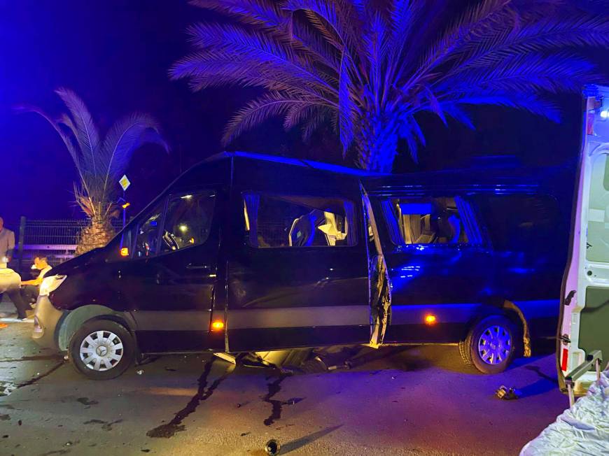 Tur minibüsü ile otomobil çarpıştı: 2 ölü, 7 yaralı