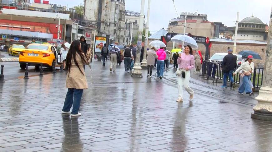 İstanbul- Taksim Meydanı’nda rüzgar ve yağmur zor anlar yaşattı