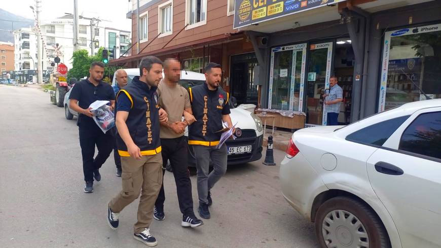 13 araca zarar veren, akli dengesi yerinde olmayan şüpheli, hastaneye yatırıldı