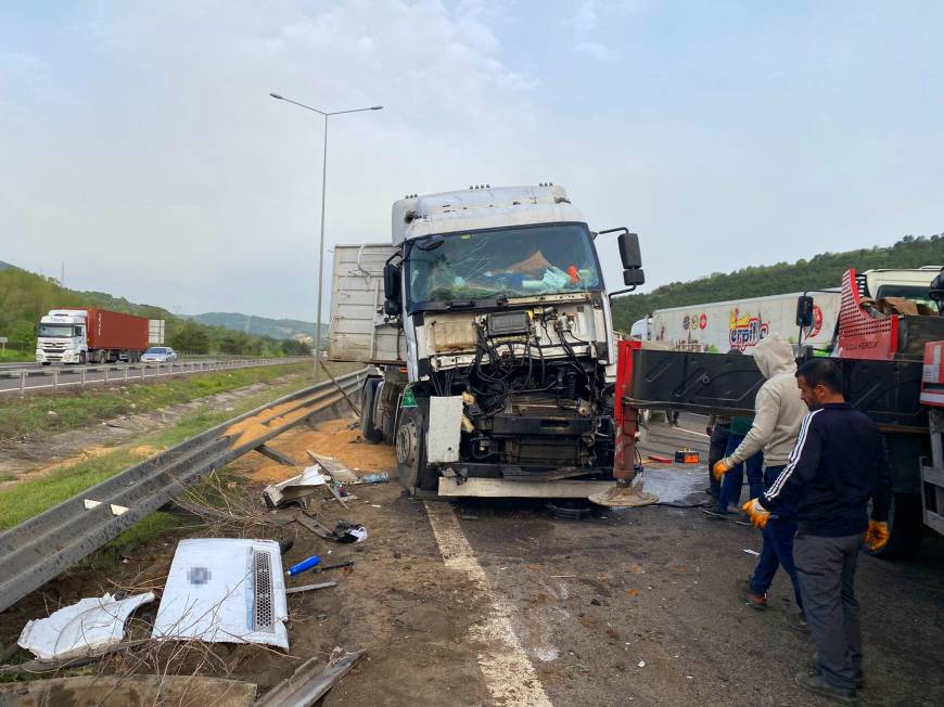 Otoyolda bariyerlere çarpan buğday yüklü TIR devrildi