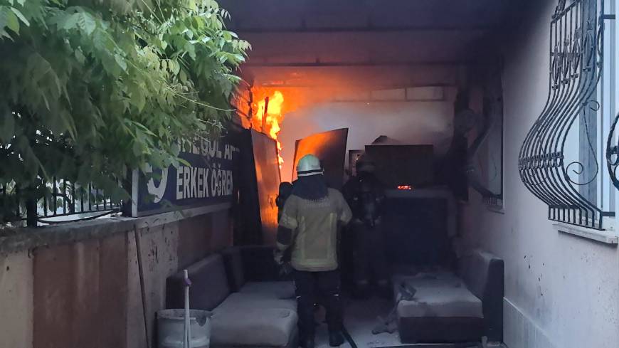Bursa'da erkek öğrenci yurdunda yangın; 3 kişi dumandan etkilendi 