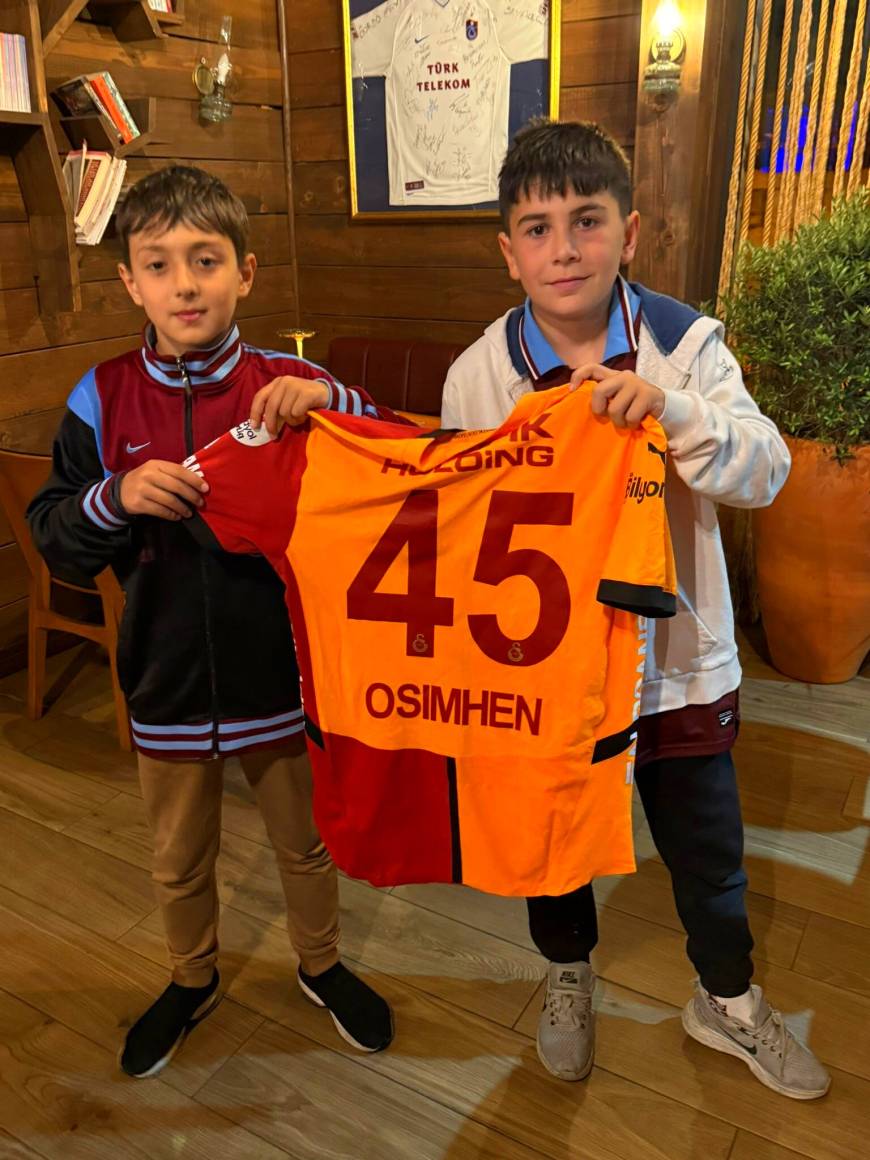 Osimhen’in formasını alan Trabzonsporlu çocuktan formayı bir koleksiyoner aldı