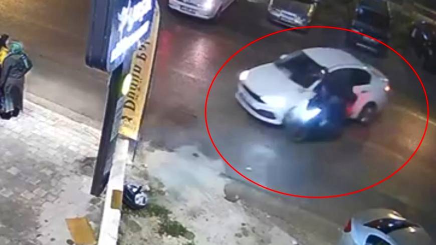 Bursa'da otomobil ile motosikletin çarpışması kamerada; 1 yaralı